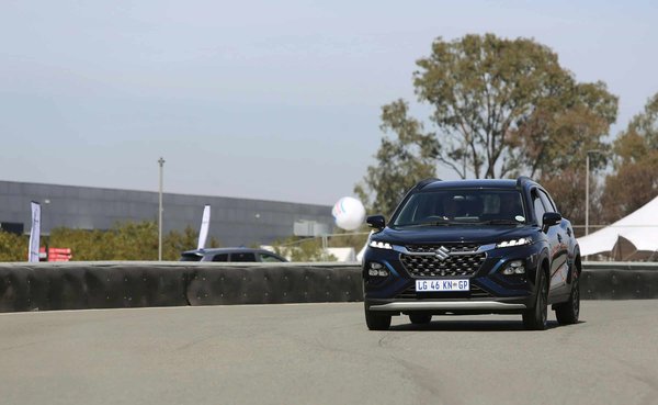 Can You Integrate a Heads-Up Display in an Older Mercedes-Benz E-Class for Modern Functionality?